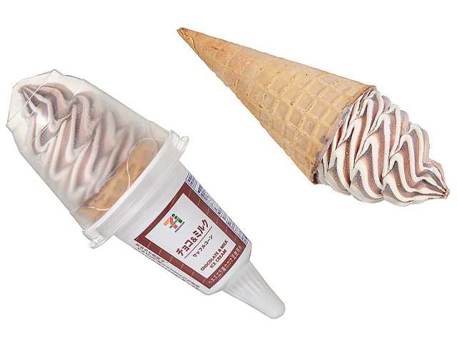 セブンイレブンの７プレミアム ワッフルコーン チョコ＆ミルクを比較する。税込価格：300円、カロリー：291kcal、1円あたりカロリー：0.97kcal/円、たんぱく質：4.4g、1円あたりたんぱく質：0.01g/円、脂質：11.7g、炭水化物：42.3g、糖質：40.7g、食物繊維：1.6g、食塩相当量：0.3g。原材料高騰に伴い、品質向上し売価を２６８円（税抜）から２７８円（税抜）に変更します。ビター感を引き立たせた濃厚なカカオの味わいが楽しめる仕立てに改良しました。アレルギー：卵、乳、小麦。