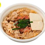 セブンイレブンのこく旨キムチ鍋を比較する。税込価格：538円、カロリー：247kcal、1円あたりカロリー：0.46kcal/円、たんぱく質：22.3g、1円あたりたんぱく質：0.04g/円、脂質：12.8g、炭水化物：13.7g、糖質：7.7g、食物繊維：6g、食塩相当量：4.8g。1/2日分の野菜が摂れ、キムチの旨味と酸味，辛味を味わえるキムチ鍋に仕立てました。アレルギー：小麦、かに。