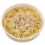 セブンイレブンのあさりのボンゴレスパゲティを比較する。税込価格：518円、カロリー：471kcal、1円あたりカロリー：0.91kcal/円、たんぱく質：20.2g、1円あたりたんぱく質：0.04g/円、脂質：11.3g、炭水化物：75.3g、糖質：69.1g、食物繊維：6.2g、食塩相当量：3.9g。あさりの旨味を含ませたソースに、ふっくらと仕上げたあさりを組み合わせたパスタです。アレルギー：小麦、かに。