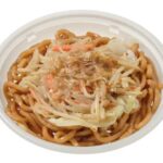 セブンイレブンのちゅるもち麺の醤油焼うどんを比較する。税込価格：583円、カロリー：575kcal、1円あたりカロリー：0.99kcal/円、たんぱく質：15.3g、1円あたりたんぱく質：0.03g/円、脂質：11.9g、炭水化物：105.6g、糖質：97.5g、食物繊維：8.1g、食塩相当量：6g。醤油と出汁で炒めた、香ばしくもちもち食感の麺が特長の焼うどんです。アレルギー：卵、小麦。