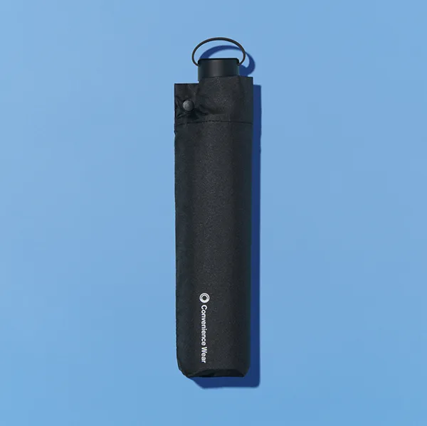 ファミリーマートの折りたたみ耐風傘を比較する。税込価格：2,290円。ひっくり返っても壊れにくい、しなやかで風に強く丈夫なFRP（繊維強化プラスチック）骨（※）を使用しています。 カラー：くろ サイズ：親骨の長さ65cm。