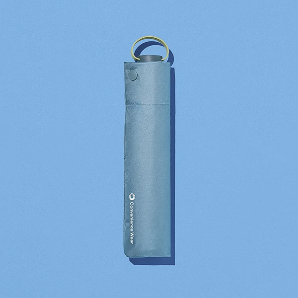 ファミリーマートの晴雨兼用軽量スリム傘 グレーを比較する。税込価格：2,990円。UVカット率99.9%、UPF50＋、遮光率99.9%、遮熱効果があります。防水・撥水加工された生地の裏にコーティングを施し、紫外線をカットします。持ち運びに便利な軽量スリムタイプです。 カラー：グレー サイズ：親骨の長さ54cm。