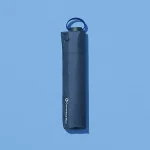 ファミリーマートの晴雨兼用軽量スリム傘 ネイビーを比較する。税込価格：2,990円。UVカット率99.9%、UPF50＋、遮光率99.9%、遮熱効果があります。防水・撥水加工された生地の裏にコーティングを施し、紫外線をカットします。持ち運びに便利な軽量スリムタイプです。 カラー：ネイビー サイズ：親骨の長さ54cm。