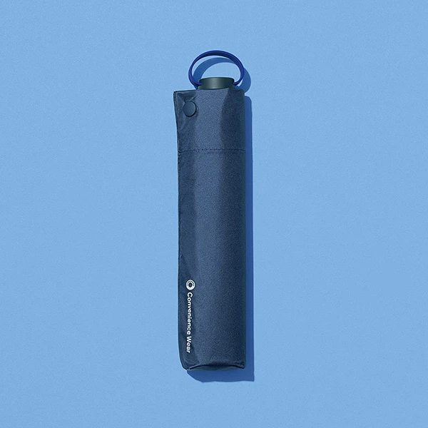 ファミリーマートの晴雨兼用軽量スリム傘 ネイビーを比較する。税込価格：2,990円。UVカット率99.9%、UPF50＋、遮光率99.9%、遮熱効果があります。防水・撥水加工された生地の裏にコーティングを施し、紫外線をカットします。持ち運びに便利な軽量スリムタイプです。 カラー：ネイビー サイズ：親骨の長さ54cm。