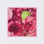 ファミリーマートの今治タオルハンカチ ブラッシュブルーム／花柄を比較する。税込価格：880円。ニコライ・バーグマン氏が今回のコラボレーションのためにデザインしたフラワーボックスの印象をそのまま落とし込んだ花柄のタオルハンカチです。バンブーレーヨン素材を使用し、光沢感としっとりとした滑らかな肌触りが特徴です。 サイズ：25×25cm 柄：ブラッシュブルーム／花柄 素材：パイル糸／レーヨン70％、綿30％ グランド糸／綿100％。