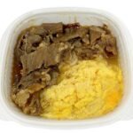 セブンイレブンの豚焼肉とふんわり玉子丼を比較する。税込価格：689円、カロリー：629kcal、1円あたりカロリー：0.91kcal/円、たんぱく質：25g、1円あたりたんぱく質：0.04g/円、脂質：18.9g、炭水化物：90.1g、糖質：89.3g、食物繊維：0.8g、食塩相当量：3.5g。醤油や砂糖などで甘辛く味付けした豚焼肉と、ふんわり食感に仕上げた玉子の丼です。アレルギー：卵、乳、小麦。