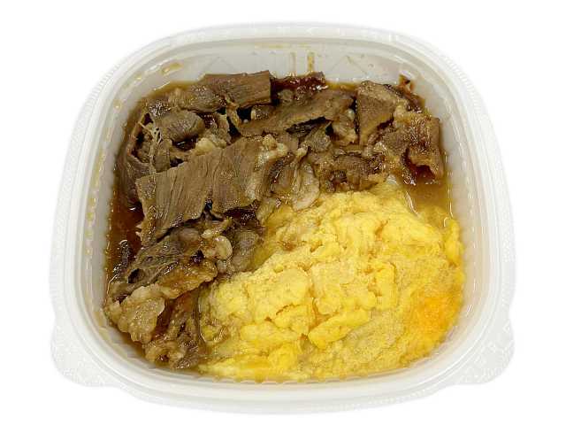 セブンイレブンの豚焼肉とふんわり玉子丼を比較する。税込価格：689円、カロリー：629kcal、1円あたりカロリー：0.91kcal/円、たんぱく質：25g、1円あたりたんぱく質：0.04g/円、脂質：18.9g、炭水化物：90.1g、糖質：89.3g、食物繊維：0.8g、食塩相当量：3.5g。醤油や砂糖などで甘辛く味付けした豚焼肉と、ふんわり食感に仕上げた玉子の丼です。アレルギー：卵、乳、小麦。