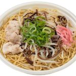 セブンイレブンのばり旨い 濃厚豚骨焼ラーメンを比較する。税込価格：605円、カロリー：644kcal、1円あたりカロリー：1.06kcal/円、たんぱく質：27.3g、1円あたりたんぱく質：0.05g/円、脂質：22g、炭水化物：88.5g、糖質：79.9g、食物繊維：8.6g、食塩相当量：6.4g。濃厚な豚骨だれに黒マー油（焦がしにんにく油）を効かせた、コクと旨味のある豚骨焼ラーメンです。アレルギー：卵、小麦。