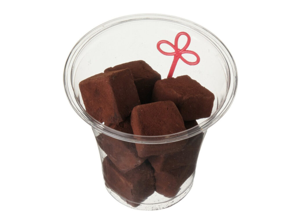 セブンイレブンのとろける濃厚生チョコを比較する。税込価格：454円、カロリー：308kcal、1円あたりカロリー：0.68kcal/円、たんぱく質：3.8g、1円あたりたんぱく質：0.01g/円、脂質：22.2g、炭水化物：25.1g、糖質：21.4g、食物繊維：3.7g、食塩相当量：0g。濃厚な一口サイズの生チョコです。カップに詰め、手軽に食べやすく仕立てました。アレルギー：乳。