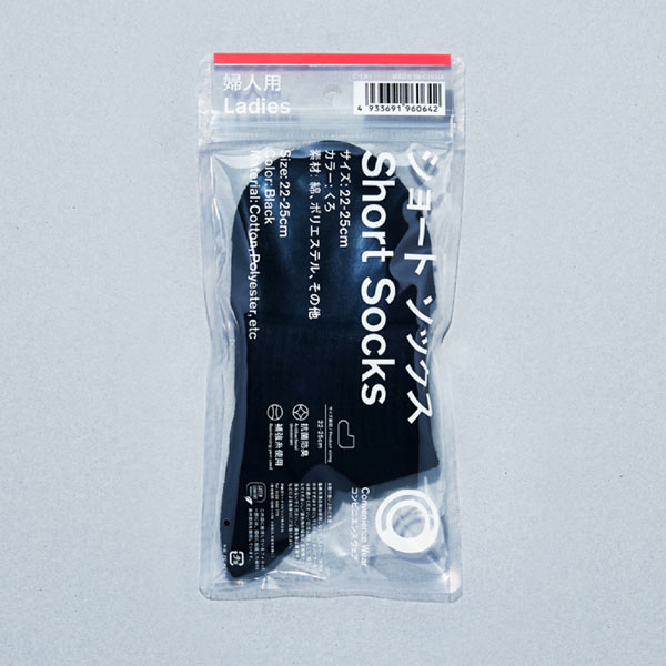 ファミリーマートのショートソックス くろ 22-25cmを比較する。税込価格：429円。つま先、かかとには補強糸を使用し、耐久性を高めました。抗菌防臭加工でニオイにくい仕様です。 サイズ展開：22-25cm 素材：綿、ポリエステル、その他 色/柄：くろ。