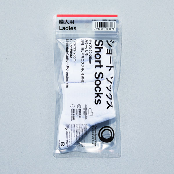 ファミリーマートのショートソックス しろ 22-25cmを比較する。税込価格：429円。つま先、かかとには補強糸を使用し、耐久性を高めました。抗菌防臭加工でニオイにくい仕様です。 サイズ展開：22-25cm 素材：綿、ポリエステル、その他 色/柄：しろ。