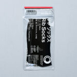 ファミリーマートのリブソックス くろ 22-25cmを比較する。税込価格：429円。綿100%の強燃糸を使用しているため、シャリ感のある肌ざわりで、すっきりとしたシルエットに仕上げています。つま先、かかとには補強糸を使用し、耐久性を高めました。抗菌防臭加工でニオイにくい仕様です。 サイズ：22-25cm 素材：綿、ポリエステル、その他 カラー：くろ。