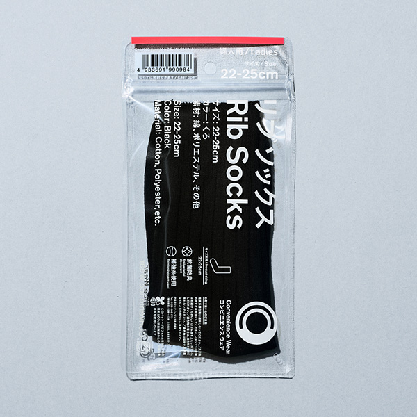 ファミリーマートのリブソックス くろ 22-25cmを比較する。税込価格：429円。綿100%の強燃糸を使用しているため、シャリ感のある肌ざわりで、すっきりとしたシルエットに仕上げています。つま先、かかとには補強糸を使用し、耐久性を高めました。抗菌防臭加工でニオイにくい仕様です。 サイズ：22-25cm 素材：綿、ポリエステル、その他 カラー：くろ。
