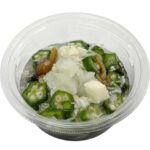 セブンイレブンの混ぜて食べるオクラと長芋のねばねばサラダを比較する。税込価格：279円、カロリー：29kcal、1円あたりカロリー：0.10kcal/円、たんぱく質：1.8g、1円あたりたんぱく質：0.01g/円、脂質：0.4g、炭水化物：5.8g、糖質：3.2g、食物繊維：2.6g、食塩相当量：1.7g。長芋、オクラ、なめこなどのねばねば食材を九州産しらすや大根おろしと一緒に混ぜた、さっぱりと食べられるサラダです。アレルギー：小麦。