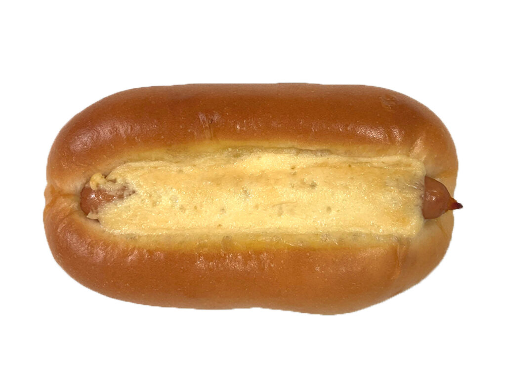 セブンイレブンのパリッとウインナーパンを比較する。税込価格：138円、カロリー：309kcal、1円あたりカロリー：2.24kcal/円、たんぱく質：7g、1円あたりたんぱく質：0.05g/円、脂質：17.3g、炭水化物：31.7g、糖質：30.9g、食物繊維：0.8g、食塩相当量：1.4g。ふんわりとしたパン生地にソーセージを乗せ、からしマヨネーズを絞って焼き上げた惣菜パンです。アレルギー：卵、乳、小麦。
