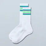 ファミリーマートのラインソックス 2026 春の色/ホワイトを比較する。税込価格：429円。男女兼用のラインソックスです。2026年春夏のシーズンカラーを配色しました。足底はパイル編みの肉厚仕様です。抗菌防臭加工でニオイにくい仕様です。 サイズ展開：22-25cm、25-28cm カラー：2026 春の色/ホワイト 素材：綿、ポリエステル、その他。