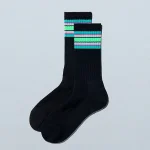 ファミリーマートのラインソックス 2026 春の色/ブラックを比較する。税込価格：429円。男女兼用のラインソックスです。2026年春夏のシーズンカラーを配色しました。足底はパイル編みの肉厚仕様です。抗菌防臭加工でニオイにくい仕様です。 サイズ展開：22-25cm、25-28cm カラー：2026 春の色/ブラック 素材：綿、ポリエステル、その他。