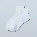 ファミリーマートのショートソックス しろ 25-28cmを比較する。税込価格：429円。つま先、かかとには補強糸を使用し、耐久性を高めました。抗菌防臭加工でニオイにくい仕様です。2026年春夏のシーズンカラーを配色しました。 サイズ：25-28cm カラー：しろ 素材：綿、ポリエステル、その他。