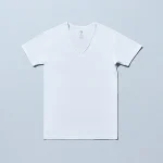 ファミリーマートのインナーTシャツ Vネック しろを比較する。税込価格：1,298円。紳士用のVネックインナーTシャツです。旭化成(株)の機能糸「Paircool®」、伊藤忠商事(株)の再生ポリエステル糸「Renu®」を使用し、蒸れにくく、速乾性に優れた素材を新開発しました。抗菌防臭加工でニオイにくい仕様です。 サイズ展開：M、L、XL カラー：しろ 素材：ポリエステル73%、 キュプラ20%、 ポリウレタン7%。