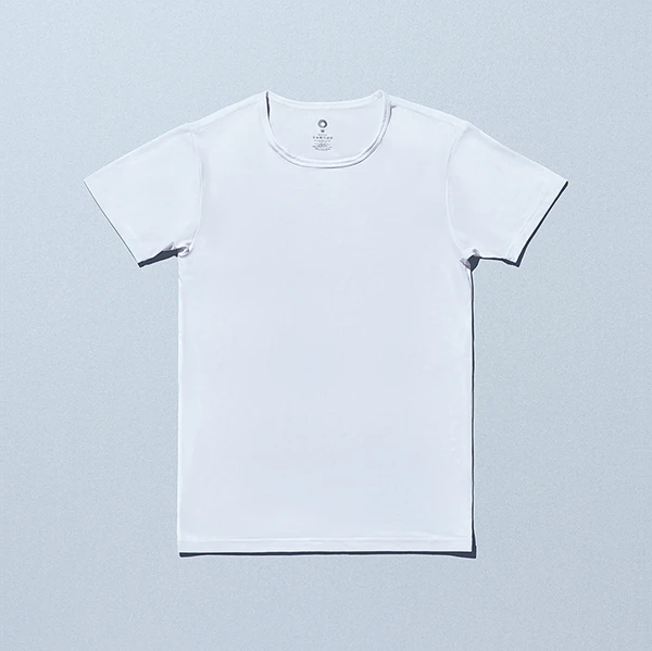 ファミリーマートのインナーTシャツ クルーネック しろを比較する。税込価格：1,298円。紳士用のクルーネックインナーTシャツです。旭化成(株)の機能糸「Paircool®」、伊藤忠商事(株)の再生ポリエステル糸「Renu®」を使用し、蒸れにくく、速乾性に優れた素材を新開発しました。抗菌防臭加工でニオイにくい仕様です。 サイズ展開：M、L、XL カラー：しろ 素材：ポリエステル73%、 キュプラ20%、 ポリウレタン7%。