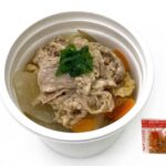 セブンイレブンの白みそコク旨豚汁を比較する。税込価格：419円、カロリー：214kcal、1円あたりカロリー：0.51kcal/円、たんぱく質：11.6g、1円あたりたんぱく質：0.03g/円、脂質：12.4g、炭水化物：15g、糖質：13g、食物繊維：2g、食塩相当量：2g。豚バラ肉と豚ロース肉を使用した白味噌仕立ての豚汁です。アレルギー：卵、小麦。
