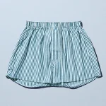 ファミリーマートのトランクス ネイビーストライプを比較する。税込価格：880円。抗菌防臭加工でニオイにくい仕様です。 タイプ：前開き サイズ展開：M、L、XL カラー：ネイビーストライプ 素材：綿100%。