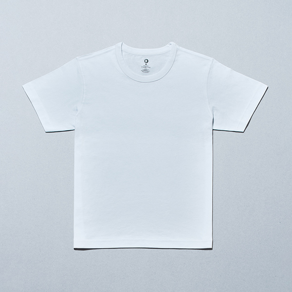 ファミリーマートのアウターＴシャツ しろを比較する。税込価格：1,498円。男女兼用のアウターTシャツです。100％綿素材を使用し、優しい肌触りです。抗菌防臭加工でニオイにくい仕様です。 サイズ展開：S、M、L、XL、XXL 色：しろ 素材：綿100%。