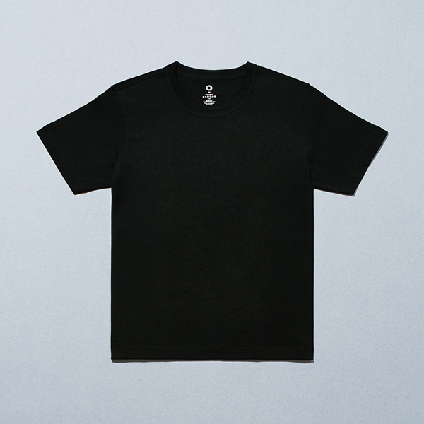 ファミリーマートのアウターＴシャツ くろを比較する。税込価格：1,498円。男女兼用のアウターTシャツです。100％綿素材を使用し、優しい肌触りです。抗菌防臭加工でニオイにくい仕様です。 サイズ展開：S、M、L、XL、XXL 色：くろ 素材：綿100%。