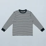 ファミリーマートの長袖アウターTシャツ ボーダー/しろ・くろを比較する。税込価格：1,998円。USAコットン素材を使用したアウターTシャツです。肩の落ち感やステッチ幅など細部にまでこだわって作り上げました。一枚で着ても、アウターのインナーとしても、春のコーディネートのアクセントに活躍します。抗菌防臭加工でニオイにくい仕様です。 サイズ展開：M、L カラー：ボーダー/しろ・くろ。