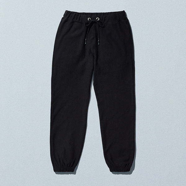 ファミリーマートのスウェットパンツ くろを比較する。税込価格：2,990円。毛羽立ちが少なく、肌触りの良い、ヘビーウェイトなUSAコットン素材を使用しています。ヘビーウェイトな素材を使用しているのでファッションアイテムとして着用可能です。ウエスト部分の附属パーツにはファミマカラーをアクセントとして取り入れております。 タイプ：厚手 サイズ展開：M、L カラー：くろ 素材：綿100%。