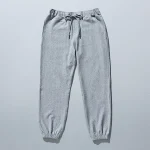 ファミリーマートのスウェットパンツ グレーミックスを比較する。税込価格：2,990円。毛羽立ちが少なく、肌触りの良い、ヘビーウェイトなUSAコットン素材を使用しています。ヘビーウェイトな素材を使用しているのでファッションアイテムとして着用可能です。ウエスト部分の附属パーツにはファミマカラーをアクセントとして取り入れております。 サイズ展開：M、L カラー：グレーミックス 素材：綿100%。