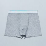 ファミリーマートのボクサーパンツ グレーミックスを比較する。税込価格：880円。紳士用のボクサーパンツです。抗菌防臭加工でニオイにくい仕様です。ウエストゴム部分にジャカード織でConvenience Wearのロゴを入れました。 サイズ展開：M,L,XL 柄：グレーミックス 素材：身生地/綿95%、ポリウレタン5% ゴム/ポリエステル93%、ポリウレタン7%。
