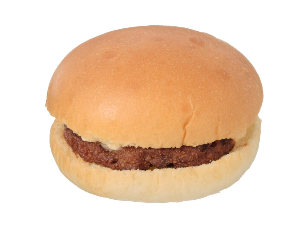 セブンイレブンのチーズソースバーガーを比較する。税込価格：138円、カロリー：234kcal、1円あたりカロリー：1.69kcal/円、たんぱく質：7.9g、1円あたりたんぱく質：0.06g/円、脂質：10.8g、炭水化物：27.3g、糖質：25.5g、食物繊維：1.8g、食塩相当量：1.6g。ふんわりとしたパン生地にパティを乗せ、モッツアレラチーズ、ゴーダチーズ、パルメザンチーズを配合した濃厚なチーズソースで仕上げたジューシー感のあるバーガーです。アレルギー：卵、乳、小麦。