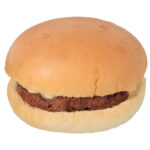 セブンイレブンのチーズソースバーガーを比較する。税込価格：138円、カロリー：234kcal、1円あたりカロリー：1.69kcal/円、たんぱく質：7.9g、1円あたりたんぱく質：0.06g/円、脂質：10.8g、炭水化物：27.3g、糖質：25.5g、食物繊維：1.8g、食塩相当量：1.6g。ふんわりとしたパン生地にパティを乗せ、モッツアレラチーズ、ゴーダチーズ、パルメザンチーズを配合した濃厚なチーズソースで仕上げたジューシー感のあるバーガーです。アレルギー：卵、乳、小麦。