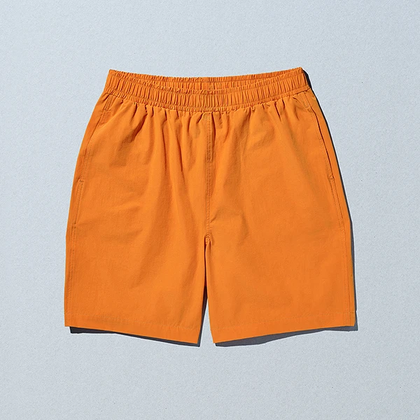 ファミリーマートのショートパンツ オレンジを比較する。税込価格：1,998円。綿とナイロンの混紡糸を使用した吸水速乾・接触冷感素材を使用しており、軽くて、しわになりにくく、ストレッチ性もあるので履き心地も抜群です。洗濯機で洗えるのでご家庭でのお手入れも簡単です。 カラー：オレンジ サイズ展開：M、L。