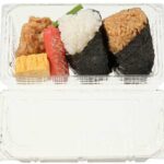 セブンイレブンのおむすび＆おかず 紅鮭・和風ツナマヨネーズを比較する。税込価格：486円、カロリー：558kcal、1円あたりカロリー：1.15kcal/円、たんぱく質：16.5g、1円あたりたんぱく質：0.03g/円、脂質：20.7g、炭水化物：78.1g、糖質：74.6g、食物繊維：3.5g、食塩相当量：3.4g。人気具材の紅鮭と和風ツナマヨネーズを中具にしたおむすびとおかずを詰め合わせました。アレルギー：卵、乳、小麦。