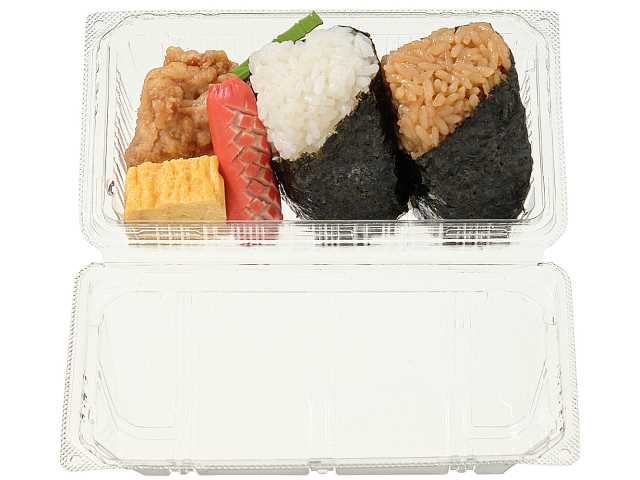 セブンイレブンのおむすび＆おかず 紅鮭・和風ツナマヨネーズを比較する。税込価格：486円、カロリー：558kcal、1円あたりカロリー：1.15kcal/円、たんぱく質：16.5g、1円あたりたんぱく質：0.03g/円、脂質：20.7g、炭水化物：78.1g、糖質：74.6g、食物繊維：3.5g、食塩相当量：3.4g。人気具材の紅鮭と和風ツナマヨネーズを中具にしたおむすびとおかずを詰め合わせました。アレルギー：卵、乳、小麦。