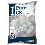 セブンイレブンのピュアアイス１．５ｋｇを比較する。税込価格：265円。沖縄で作った、沖縄文化に適したサイズの氷です。