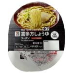 セブンイレブンの７プレミアム 喜多方しょうゆラーメンを比較する。税込価格：322円、カロリー：419kcal、1円あたりカロリー：1.30kcal/円、たんぱく質：19.4g、1円あたりたんぱく質：0.06g/円、脂質：6g、炭水化物：74g、糖質：69.7g、食物繊維：4.3g、食塩相当量：4.4g。鶏のうま味を効かせた喜多方しょうゆラーメンです。アレルギー：卵、乳、小麦。