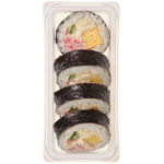 サラダ巻４巻 セブンイレブン ツナマヨネーズやカニカマ、しっとりとした厚焼き玉子などを組み合わせた彩りの良い太巻寿司の詰合せ。