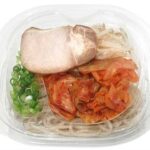 セブンイレブンの別府冷麺を比較する。税込価格：529円、カロリー：361kcal、1円あたりカロリー：0.68kcal/円、たんぱく質：12.5g、1円あたりたんぱく質：0.02g/円、脂質：4g、炭水化物：69.9g、糖質：67.6g、食物繊維：2.3g、食塩相当量：5.4g。コシのあるのど越しの良い麺と、透き通った和風だしスープが特長の大分県で馴染みのある別府冷麺です。アレルギー：卵、乳、小麦、そば。