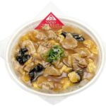 セブンイレブンの豚玉あんかけ飯 道産豚肉使用を比較する。税込価格：700円、カロリー：739kcal、1円あたりカロリー：1.06kcal/円、たんぱく質：21.2g、1円あたりたんぱく質：0.03g/円、脂質：23.7g、炭水化物：110.9g、糖質：109.4g、食物繊維：1.5g、食塩相当量：3.5g。ふんわりとした食感に仕上げた玉子と北海道産の豚肉を使用し、旨みのある醤油あんを組み合わせたご飯です。アレルギー：卵、小麦。