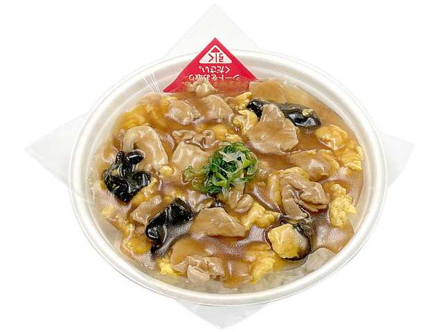 セブンイレブンの豚玉あんかけ飯 道産豚肉使用を比較する。税込価格：700円、カロリー：739kcal、1円あたりカロリー：1.06kcal/円、たんぱく質：21.2g、1円あたりたんぱく質：0.03g/円、脂質：23.7g、炭水化物：110.9g、糖質：109.4g、食物繊維：1.5g、食塩相当量：3.5g。ふんわりとした食感に仕上げた玉子と北海道産の豚肉を使用し、旨みのある醤油あんを組み合わせたご飯です。アレルギー：卵、小麦。