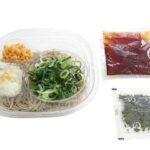 セブンイレブンののりおろしそばを比較する。税込価格：497円、カロリー：360kcal、1円あたりカロリー：0.72kcal/円、たんぱく質：14.7g、1円あたりたんぱく質：0.03g/円、脂質：6.5g、炭水化物：63.5g、糖質：57.8g、食物繊維：5.7g、食塩相当量：2.9g。大根おろし，青ねぎ，揚げ玉，おろし生姜，別添のきざみのりを盛り付けて食べる、のりおろしそばです。アレルギー：卵、小麦、そば、えび。