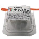 セブンイレブンの７プレミアム半熟塩味のゆでたまご１個入り。税込価格：106円、カロリー：83kcal、たんぱく質：6.7g、脂質：6.3g、炭水化物：0g、糖質：0g、食物繊維：0g、食塩相当量：0.6g。たまご本来の味を引き立たせたしっとり半熟のゆでたまごです。アレルギー：卵。