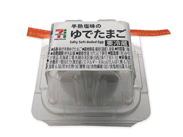 セブンイレブンの７プレミアム半熟塩味のゆでたまご１個入り。税込価格：106円、カロリー：83kcal、たんぱく質：6.7g、脂質：6.3g、炭水化物：0g、糖質：0g、食物繊維：0g、食塩相当量：0.6g。たまご本来の味を引き立たせたしっとり半熟のゆでたまごです。アレルギー：卵。