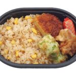 セブンイレブンの鶏そぼろ＆玉子そぼろ弁当を比較する。税込価格：464円、カロリー：482kcal、1円あたりカロリー：1.04kcal/円、たんぱく質：17.4g、1円あたりたんぱく質：0.04g/円、脂質：18.6g、炭水化物：62.6g、糖質：59.9g、食物繊維：2.7g、食塩相当量：3.3g。鶏そぼろと玉子そぼろの御飯と定番おかずを組み合わせた弁当。アレルギー：卵、乳、小麦。