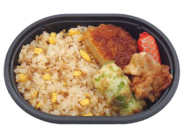 セブンイレブンの鶏そぼろ＆玉子そぼろ弁当を比較する。税込価格：464円、カロリー：482kcal、1円あたりカロリー：1.04kcal/円、たんぱく質：17.4g、1円あたりたんぱく質：0.04g/円、脂質：18.6g、炭水化物：62.6g、糖質：59.9g、食物繊維：2.7g、食塩相当量：3.3g。鶏そぼろと玉子そぼろの御飯と定番おかずを組み合わせた弁当。アレルギー：卵、乳、小麦。