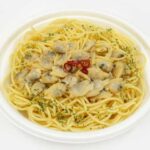 セブンイレブンのコクと旨味が広がる ボンゴレスープパスタを比較する。税込価格：497円、カロリー：436kcal、1円あたりカロリー：0.88kcal/円、たんぱく質：24.2g、1円あたりたんぱく質：0.05g/円、脂質：9.4g、炭水化物：66g、糖質：61.1g、食物繊維：4.9g、食塩相当量：3.8g。あさりの旨味を感じられる、味わい深いスープパスタです。アレルギー：乳、小麦、かに。