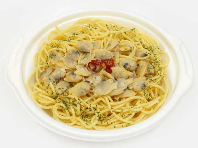 セブンイレブンのコクと旨味が広がる ボンゴレスープパスタを比較する。税込価格：497円、カロリー：436kcal、1円あたりカロリー：0.88kcal/円、たんぱく質：24.2g、1円あたりたんぱく質：0.05g/円、脂質：9.4g、炭水化物：66g、糖質：61.1g、食物繊維：4.9g、食塩相当量：3.8g。あさりの旨味を感じられる、味わい深いスープパスタです。アレルギー：乳、小麦、かに。
